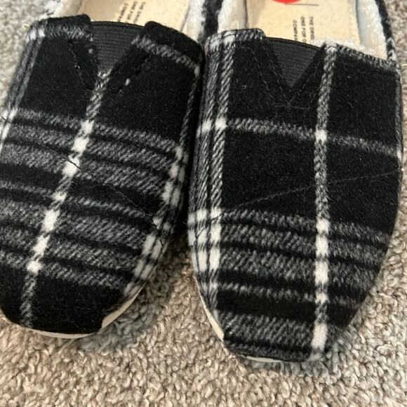 TOMS BLACK WHITE WOMENS FAUX SHEARLING SHOES Size 6 Belmont Slip‎ On Comfy Soft - Picture 9 of 16